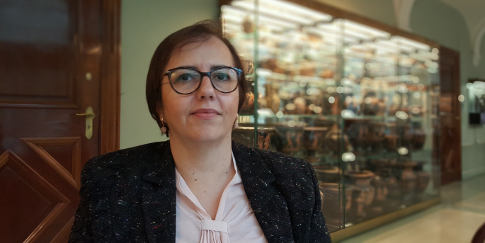 En kvinna med mörkt hår och glasögon.