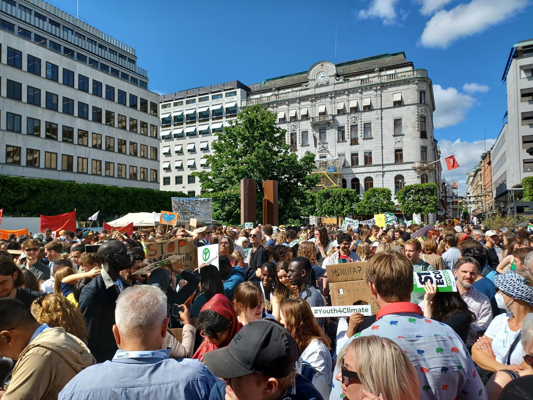 folkmassa på Norrmalmstorg