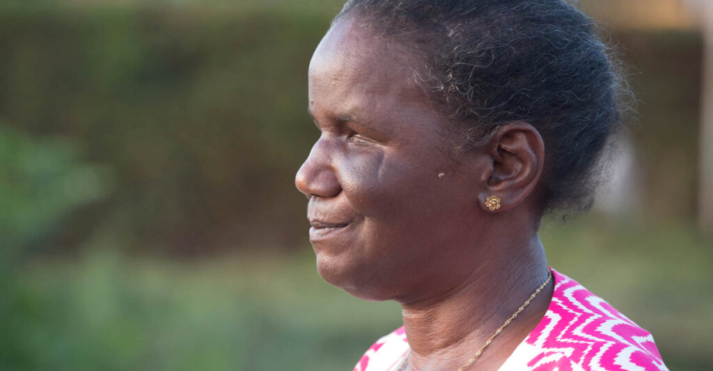 donatilla i profil. hon har rosa tröja på sig man ser på hennes öga att hon har en synskada.