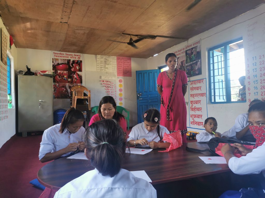 Bild från undervisning i klassrummet, Rubi står och ser över elevernas arbete.