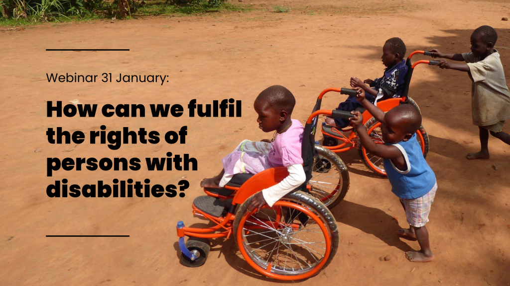 Četvoro djece na putu u Africi. Dvoje djece sjedi u invalidskim kolicima. Još dvoje djece voze invalidska kolica.