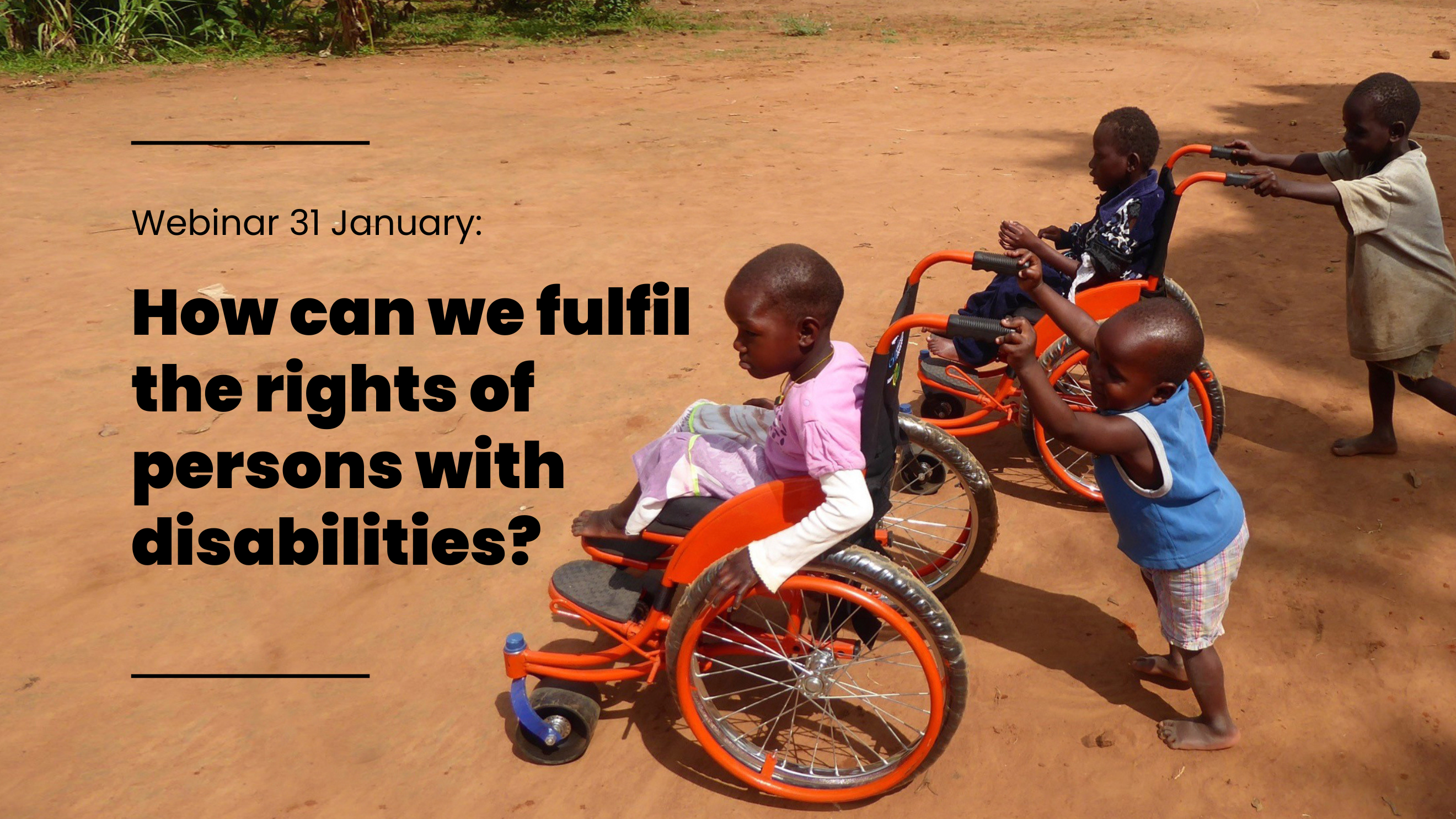 Cuatro niños en una carretera de África. Dos niños se sientan en sillas de ruedas. Otros dos niños conducen las sillas de ruedas.