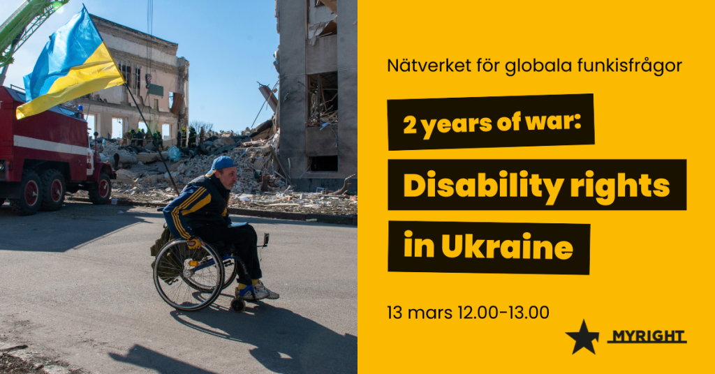 En man i rullstol och den ukrainska flaggan, i bakgrunden syns ett sönderbombat hus.