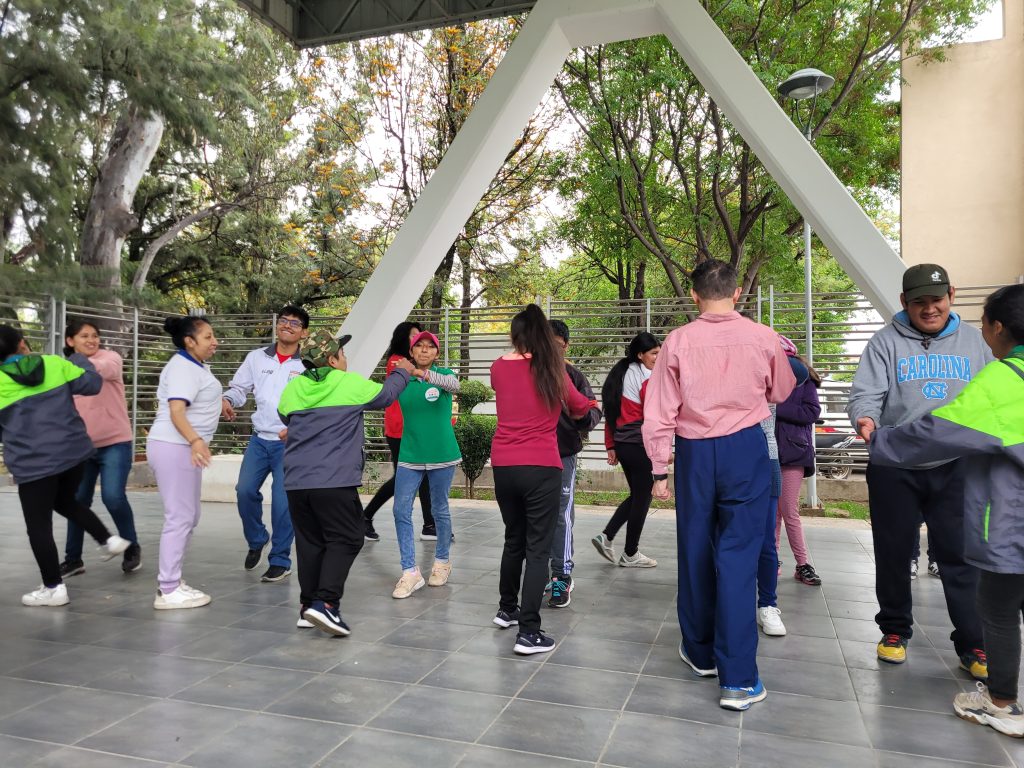 En grupp ungdomar dansar pardans på en dansbana.